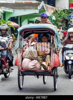 Becak, (pedale rickshaw), Yogya, Java, Indonesia, c.2014 Foto Stock