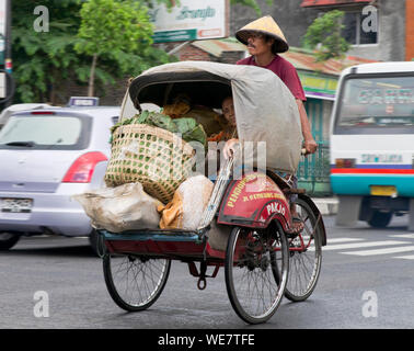 Becak, (pedale rickshaw), Yogya, Java, Indonesia, c.2014 Foto Stock