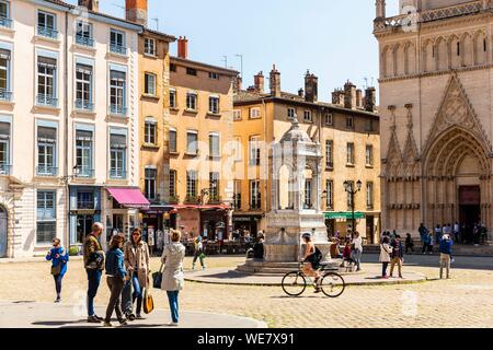 Francia, Rhone, Lione, storico sito elencato come patrimonio mondiale dall' UNESCO, Vieux Lyon (città vecchia), Saint Jean distretto, fontana nel luogo St Jean Foto Stock