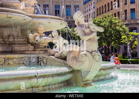 Francia, Rhone, Lione, storico sito elencato come patrimonio mondiale dall' UNESCO, quartiere Cordeliers, fontana di Place des giacobini Foto Stock