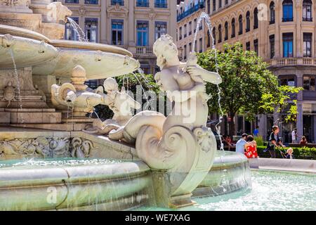 Francia, Rhone, Lione, storico sito elencato come patrimonio mondiale dall' UNESCO, quartiere Cordeliers, fontana di Place des giacobini Foto Stock