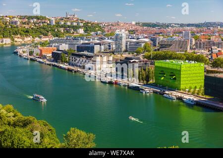 Francia, Rhône (69), Lione, quartiere di La confluenza nel sud della penisola, primo quartiere francese sostenibile certificate dal WWF, vista del quai Rambaud lungo il vecchio dock con il cubo verde, il cubo arancione, la torre Ycone e Notre Dame de Fourviere Basilica Foto Stock