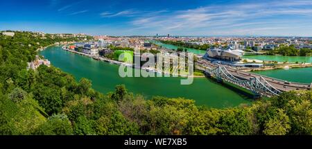 Francia, Rhône (69), Lione, quartiere di La confluenza nel sud della penisola, primo quartiere francese sostenibile certificate dal WWF, vista sulla ferrovia e strada ponti del Mulatiere, il Museo di Confluences, il museo delle scienze e della società, situato alla confluenza del Rodano e Saone, il Quai Rambaud lungo il vecchio dock con il cubo di colore verde e arancione cubo, Notre Dame de Fourviere Basilica, Incity Tower e la matita colorata Foto Stock