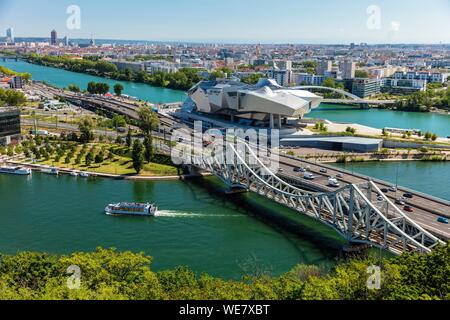 Francia, Rhône (69), Lione, quartiere di La confluenza nel sud della penisola, primo quartiere francese sostenibile certificate dal WWF, vista sulla ferrovia e strada ponti del Mulatiere, il Museo di Confluences, il museo delle scienze e le aziende si trova alla confluenza del Rodano e Saone, il Incity Tower e la matita colorata Foto Stock