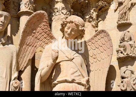 Francia, Marne, Reims, la cattedrale di Notre Dame, Angelo con un sorriso scolpito fra 1236 e 1245 e si trova a nord del portale sinistro Foto Stock