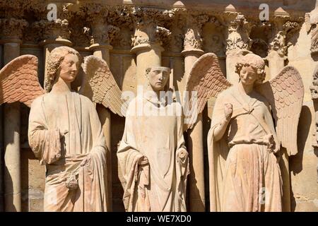 Francia, Marne, Reims, la cattedrale di Notre Dame, tre statue tra cui l angelo con un sorriso scolpito fra 1236 e 1245 e si trova a nord del portale sinistro Foto Stock