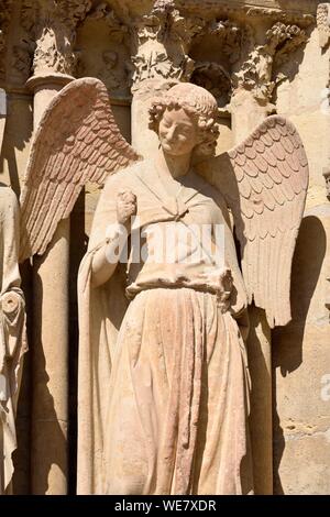 Francia, Marne, Reims, la cattedrale di Notre Dame, Angelo con un sorriso scolpito fra 1236 e 1245 e si trova a nord del portale sinistro Foto Stock