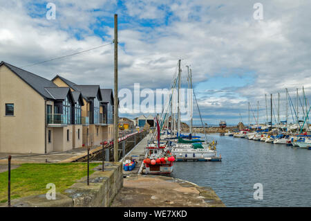 LOSSIEMOUTH MORAY COAST LA SCOZIA IL BRANDERBURGH zona porto o marina con barche da pesca e yacht e nuove case sulla banchina Foto Stock