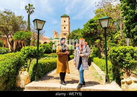 Il Marocco, Rabat, elencato come patrimonio mondiale dall UNESCO, Udayas kasbah (Kasbah des Oudaïas), il giardino andaluso, studenti Foto Stock