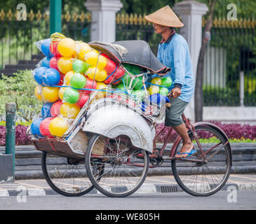 Becak, (pedale rickshaw), Yogya, Java, Indonesia, c.2014 Foto Stock