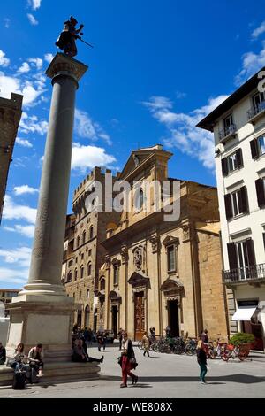 L'Italia, Toscana, Firenze, elencato come patrimonio mondiale dall UNESCO, Piazza Santa Trinita, la Colonna della Giustizia (Colonna della Giustizia) con una statua di porfido in rappresentanza di giustizia alla sua sommità e sullo sfondo la Santa Trinita chiesa Foto Stock