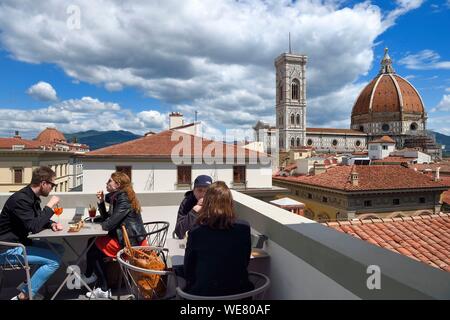 L'Italia, Toscana, Firenze, elencato come patrimonio mondiale dall UNESCO, vista del Duomo di Santa Maria del Fiore (Duomo) dalla terrazza della Rinascente Foto Stock