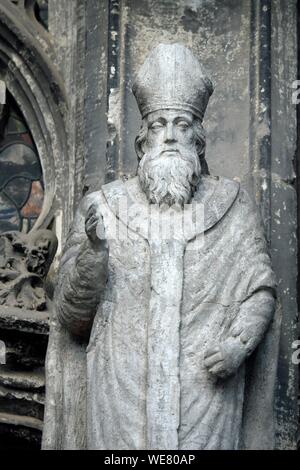 Francia, Indre et Loire, Tours, Saint Gatien cattedrale, facciata occidentale, portale centrale, trumeau, statua Foto Stock