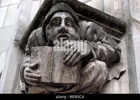 Francia, Indre et Loire, Tours, Rue Littre , Saint-Saturnin chiesa datata XV secolo, antica chiesa carmelitana, caratteri su crows dei pilastri laterali Foto Stock