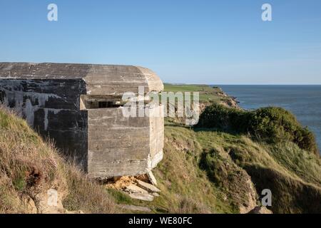 Francia, Pas de Calais, Côte d'Opale, Parc naturel regional des Caps et Marais d'Opale, cap gris nez, Audinghen, Blockhaus in corrispondenza del bordo della scogliera Foto Stock