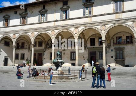 L'Italia, Toscana, Firenze, elencato come patrimonio mondiale dall'UNESCO, la piazza Santissima Annunziata con la Loggia dei Servi di Maria Foto Stock