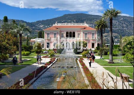 Francia, Alpes Maritimes, Saint Jean Cap Ferrat, Ephrussi de Rothschild villa e giardino, grande stagno e getti d'acqua nel giardino alla francese Foto Stock