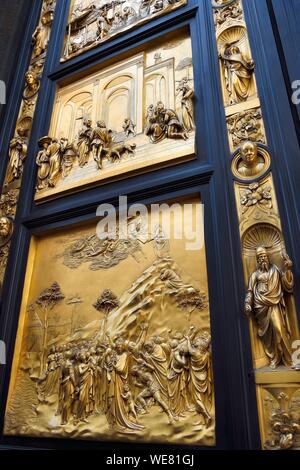 L'Italia, Toscana, Firenze, elencato come patrimonio mondiale dall UNESCO, zona Duomo, il Battistero di San Giovanni (Battistero di San Giovanni), la Porta del Paradiso (Cancelli del Paradiso), porta decorata con una scena biblica scolpito dal Ghiberti, autoritratto di Lorenzo Ghiberti al centro a destra Foto Stock