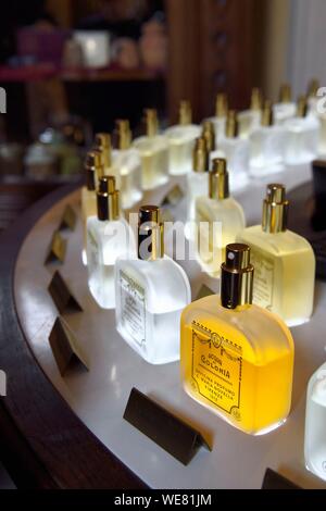 L'Italia, Toscana, Firenze, elencato come patrimonio mondiale dall' UNESCO, Officina Profumo Farmaceutica di Santa Maria Novella, ex farmacia italiana farmacia trasformata in profumeria e per la cura del corpo e la Distilleria Bottega, Colonia Foto Stock