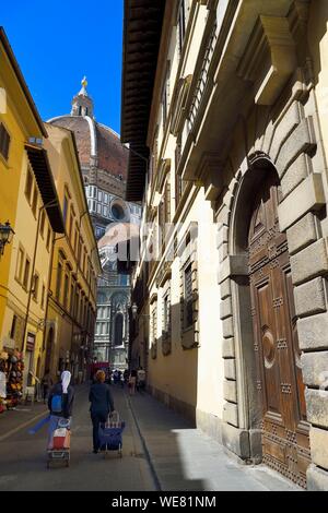 L'Italia, Toscana, Firenze, elencato come patrimonio mondiale dall'UNESCO, la cattedrale di Santa Maria del Fiore nella prospettiva della Via de Tedaldi Foto Stock