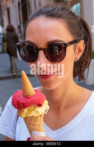L'Italia, Campania, Napoli, centro storico elencati come patrimonio mondiale dall' UNESCO, giovane donna italiana con gelato Foto Stock