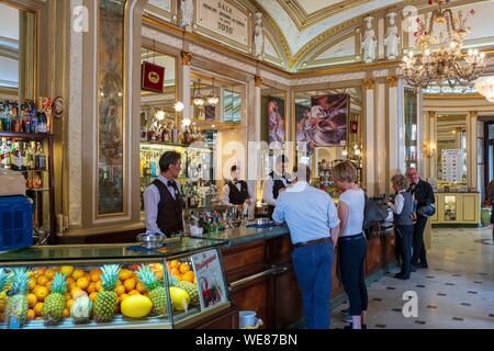 L'Italia, Campania, Napoli, centro storico elencati come patrimonio mondiale dall' UNESCO, Via Chiaia, Gran Caffè Gambrinus Foto Stock