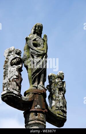 Francia, Finisterre, Locronan, etichettati Les Plus Beaux Villages de France (i più bei villaggi di Francia), croce dietro il Saint Ronan chiesa datata XV secolo Foto Stock