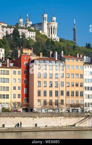 Francia, Rhone, Lione, storico quartiere elencati come Patrimonio Mondiale dell'UNESCO, Lione Vecchia, Quai Fulchiron sulle rive del fiume Saona, Notre Dame de Fourviere Basilica in background Foto Stock