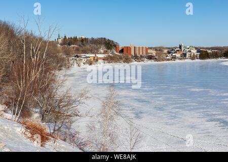 Canada, Québec provincia, regione Mauricie, Shawinigan e la zona circostante, vista generale della città sulle rive del congelato St. Maurice River Foto Stock