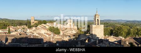 Francia, Vaucluse, parco naturale regionale del Luberon, Cucuron, la Torre dell Orologio o torre campanaria in primo piano ed in fondo la Torre Sus-Pous o la torre della cittadella e la Cattedrale di Notre Dame de Beaulieu chiesa Foto Stock