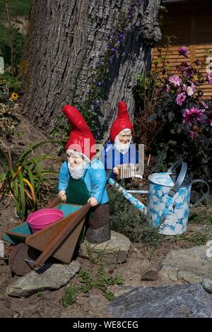 L'Italia, provincia autonoma di Bolzano, giardino gnomi nel Grushof fattoria alpina situata nelle altezze di Glorenza Foto Stock