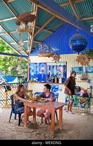 La Colombia, Isola di Providencia, ristorante della spiaggia di Suroeste Foto Stock