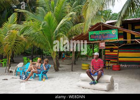 La Colombia, isola di Providencia, Alber's et Tom's Corner bar sulla spiaggia di Suroeste Foto Stock