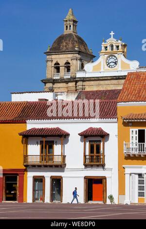 La Colombia, Dipartimento di Bolivar, Cartagena, elencati come patrimonio mondiale dall' UNESCO, facciate coloniale della Plaza de San Pedro Claver situato nel centro storico della città Foto Stock