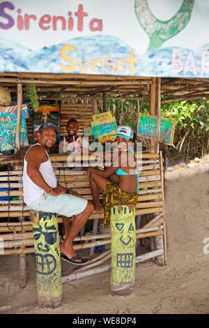 La Colombia, Isola di Providencia, Sirenita Sunset Bar contatore sulla spiaggia Suroeste Foto Stock