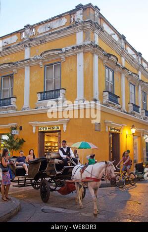 La Colombia, Dipartimento di Bolivar, Cartagena, elencato come patrimonio mondiale dall UNESCO, il carrello nella parte anteriore di una casa coloniale nella città vecchia Foto Stock