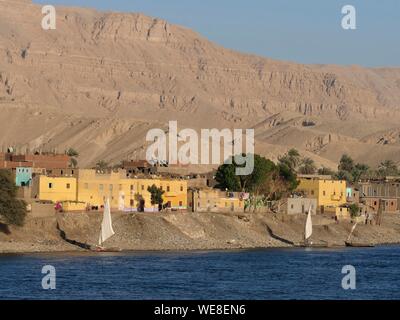 Egitto Alto Egitto, Valle del Nilo, villaggio sulle rive del Nilo visto da una nave da crociera in barca a vela sul Nilo a Edfu Foto Stock