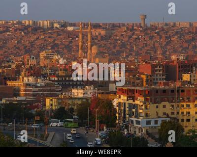 L'Egitto, l'Alto Egitto e la Nubia, Valle del Nilo, Aswan, vista generale della città dalle alture di Aswan, la grande moschea di Aswan spicca in medio Foto Stock