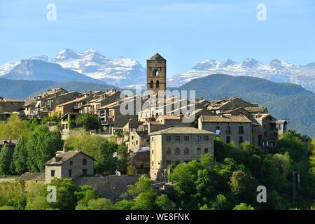 Spagna Aragona, provincia di Huesca, Pirineos Aragonaises, Ainsa village, sullo sfondo il Monte Perdido Massif (2582 m), classificato come patrimonio mondiale dall' UNESCO Foto Stock