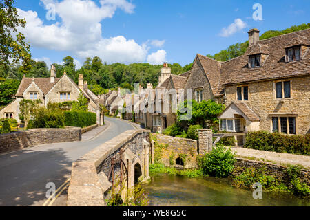 Castle Combe corsia di acqua con il ponte sul torrente da sulla strada il villaggio di Castle Combe Castle Combe Cotswolds Wiltshire, Inghilterra gb uk Europa Foto Stock