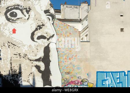 Francia, Parigi, affresco denominato Chut! Da Jeff aerosol su una facciata tra Saint Merri chiesa e il Centro Pompidou di Igor Stravinsky square Foto Stock