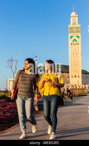 Il Marocco, Casablanca, giovani donne sul piazzale della moschea di Hassan II Foto Stock