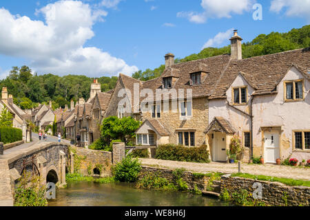 Castle Combe corsia di acqua con il ponte sul torrente da sulla strada il villaggio di Castle Combe Castle Combe Cotswolds Wiltshire, Inghilterra gb uk Europa Foto Stock