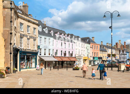 Negozi e imprese sul mercato Cirencester town center Cirencester Inghilterra WILTSHIRE REGNO UNITO GB Europa Foto Stock