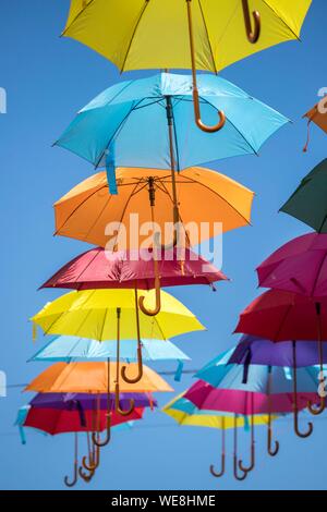 Francia, Var, Saint-Raphaël, ombrelloni multicolori che pende sulla rue de la Liberté Foto Stock