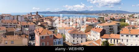 Francia, Var, Saint-Raphaël, il centro storico e la Cattedrale di Notre Dame de la Victoire basilica, Frejus beach e il massiccio del Maures in background Foto Stock