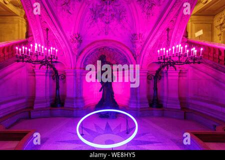 Francia, Parigi, Opera Garnier (1878) sotto l'architetto Charles Garnier in stile eclettico, il Bassin de la Pythie sul fondo dello scalone, scultura rby Duchessa di Castiglione Colonna Foto Stock