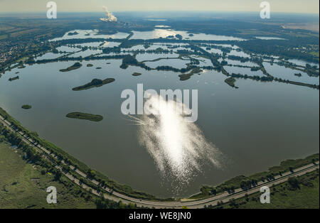 Peitz, Germania. 23 Ago, 2019. Vista sul creato artificialmente Peitzer stagni, dove le carpe agricoltura è effettuata (vista aerea da un aeroplano). Dietro di esso è alimentato a lignite power plant Jänschwalde er Lausitz Energie Bergbau AG (LEAG). Le origini della pesca a Peitz risalgono al XVI secolo. In quel momento, sul bordo del Peitz fortezza, il più grande stagno continua area in Germania è stato creato su un'area di oltre 1500 ettari. Credito: Patrick Pleul/dpa-Zentralbild/ZB/dpa/Alamy Live News Foto Stock