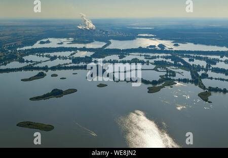 Peitz, Germania. 23 Ago, 2019. Vista sul creato artificialmente Peitzer stagni, dove le carpe agricoltura è effettuata (vista aerea da un aeroplano). Dietro di esso è alimentato a lignite power plant Jänschwalde er Lausitz Energie Bergbau AG (LEAG). Le origini della pesca a Peitz risalgono al XVI secolo. In quel momento, sul bordo del Peitz fortezza, il più grande stagno continua area in Germania è stato creato su un'area di oltre 1500 ettari. Credito: Patrick Pleul/dpa-Zentralbild/ZB/dpa/Alamy Live News Foto Stock