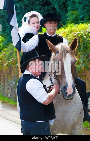 Francia, Finisterre, Festival di ginestre fiori 2015 a Pont Aven, testa della sfilata a cavallo Foto Stock